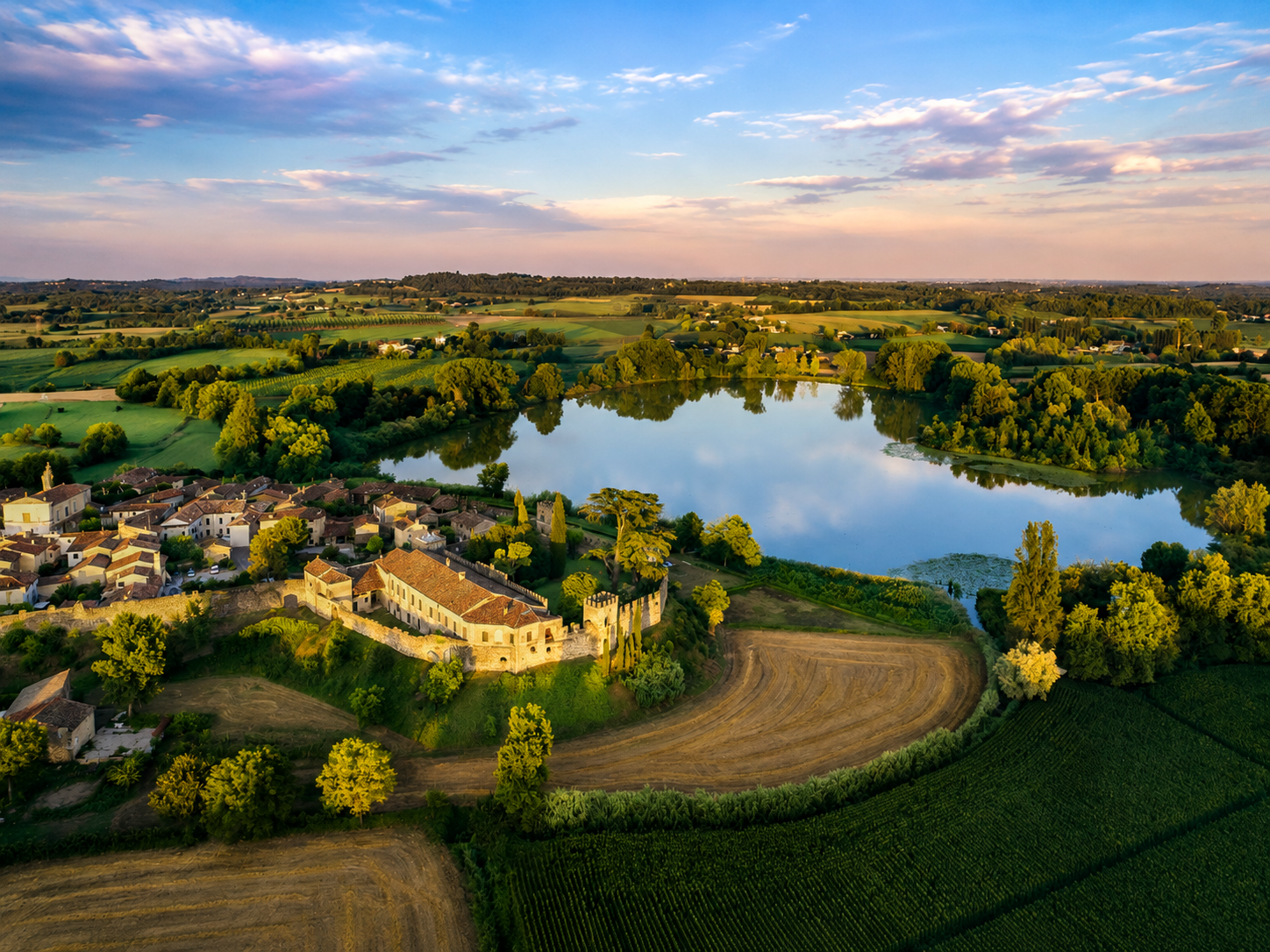 Castellaro Lagusello e il lago a forma di cuore
