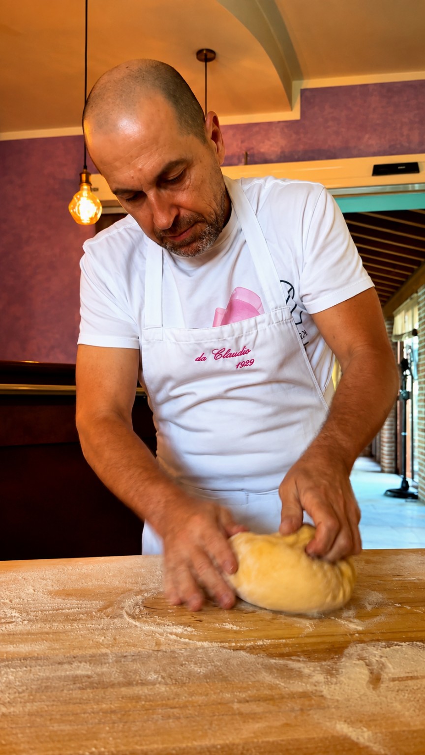 Claudio prepara l'impasto a mano