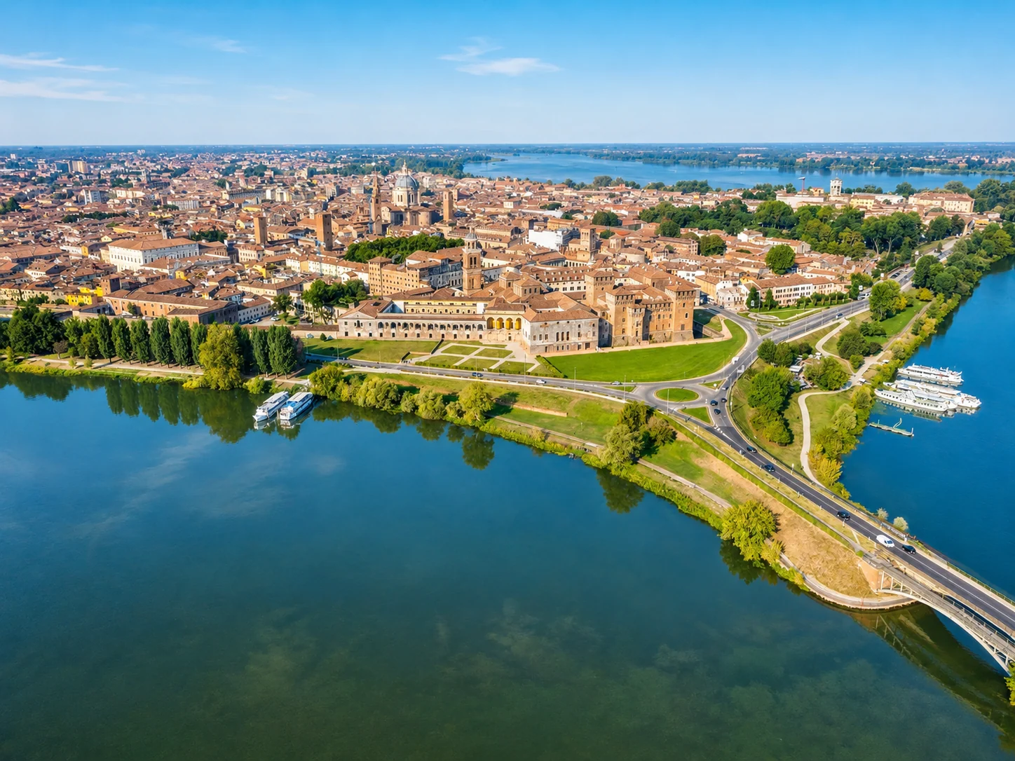 Veduta aerea di Mantova circondata dai laghi